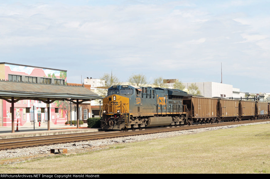 CSX 3376 leads train C381-16 southbound